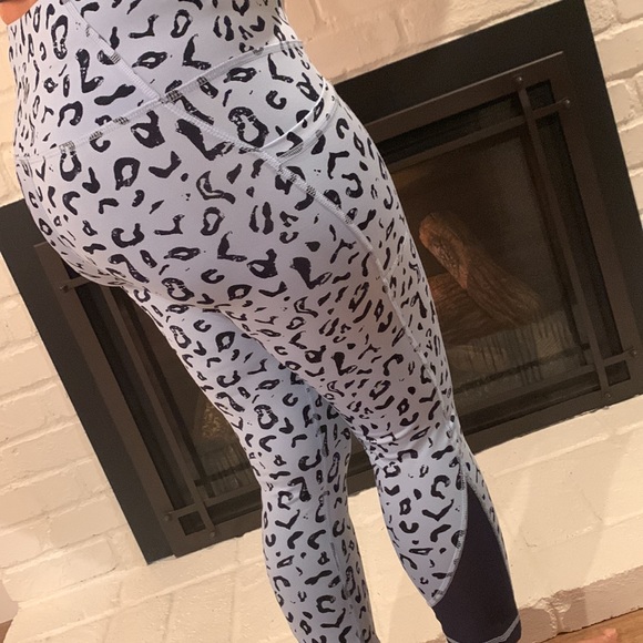 Velocity Leggings Hi Rise Side Pockets Capri Length Activewear in Leopard Blue! - Picture 7 of 11